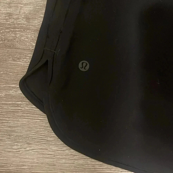 NWOT Lululemon On the Fly Skirt Woven Black Size 2 Quick-Dry Travel Mid-Rise - Picture 5 of 6